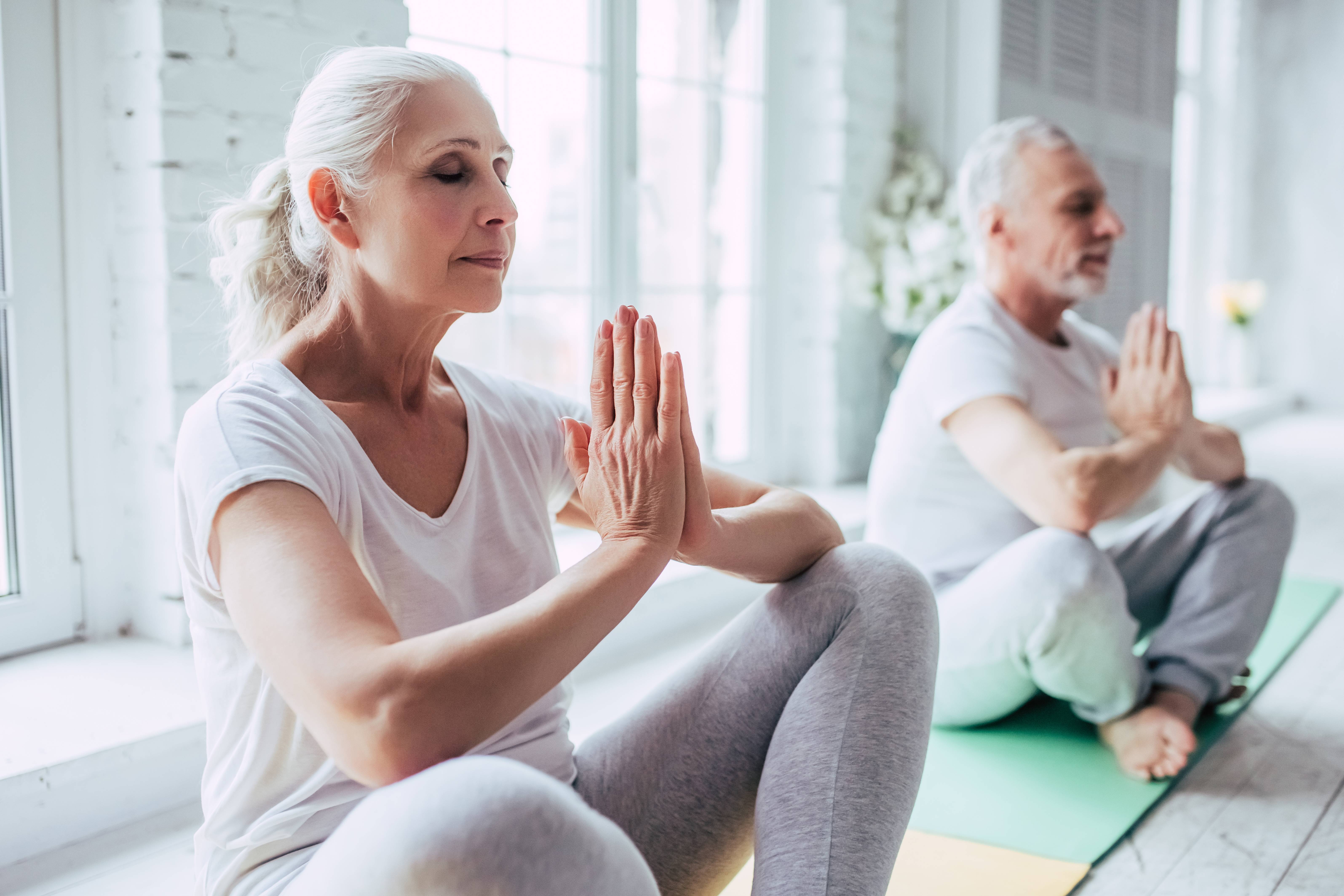 Йога для пожилых — комплекс упражнений и лучшие практики для тела и духа (95 фото и видео)