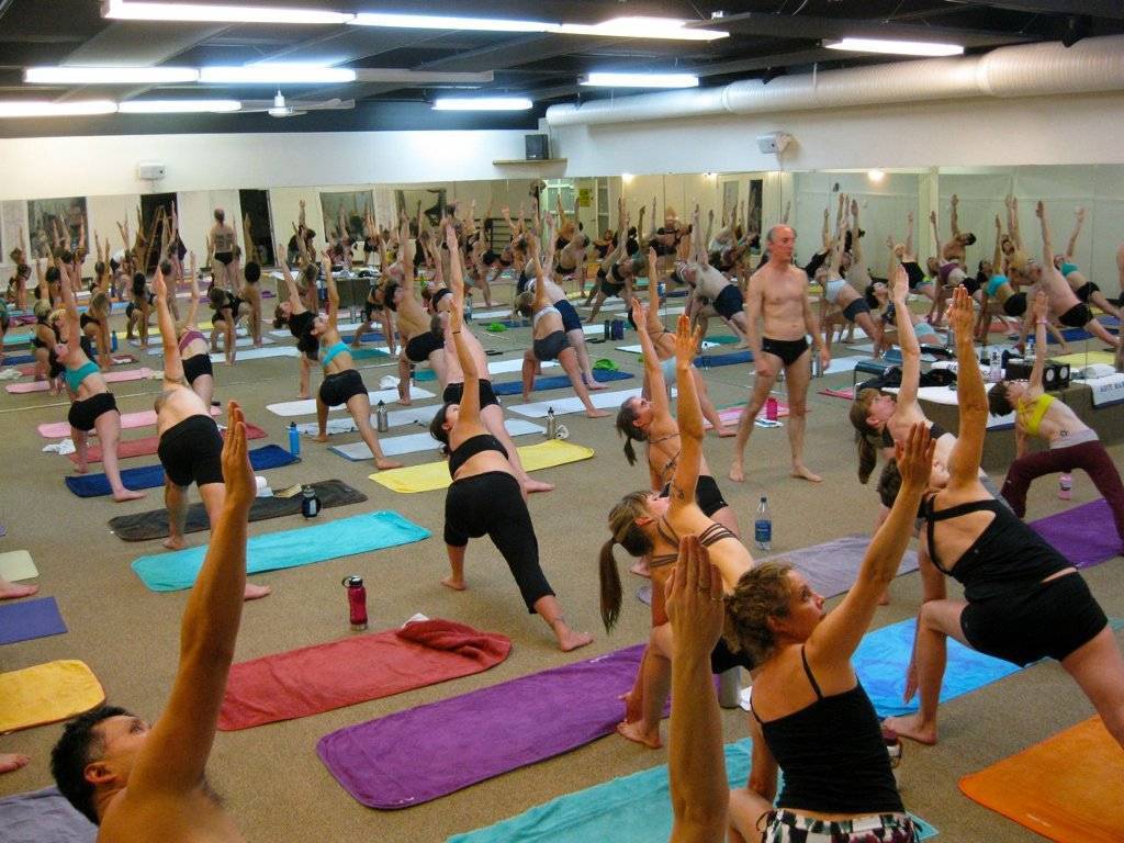 Бикрам-йога: 26 упражнений с подробным описанием и картинками, плюсы и минусы горячей йоги, противопоказания, что думают об этом врачи?