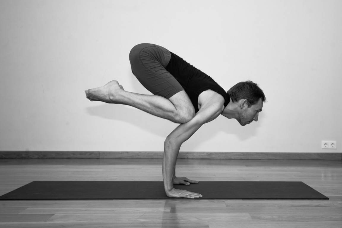 Поза светлячка в йоге или титтибхасана: упражнение на баланс и силу для продвинутых