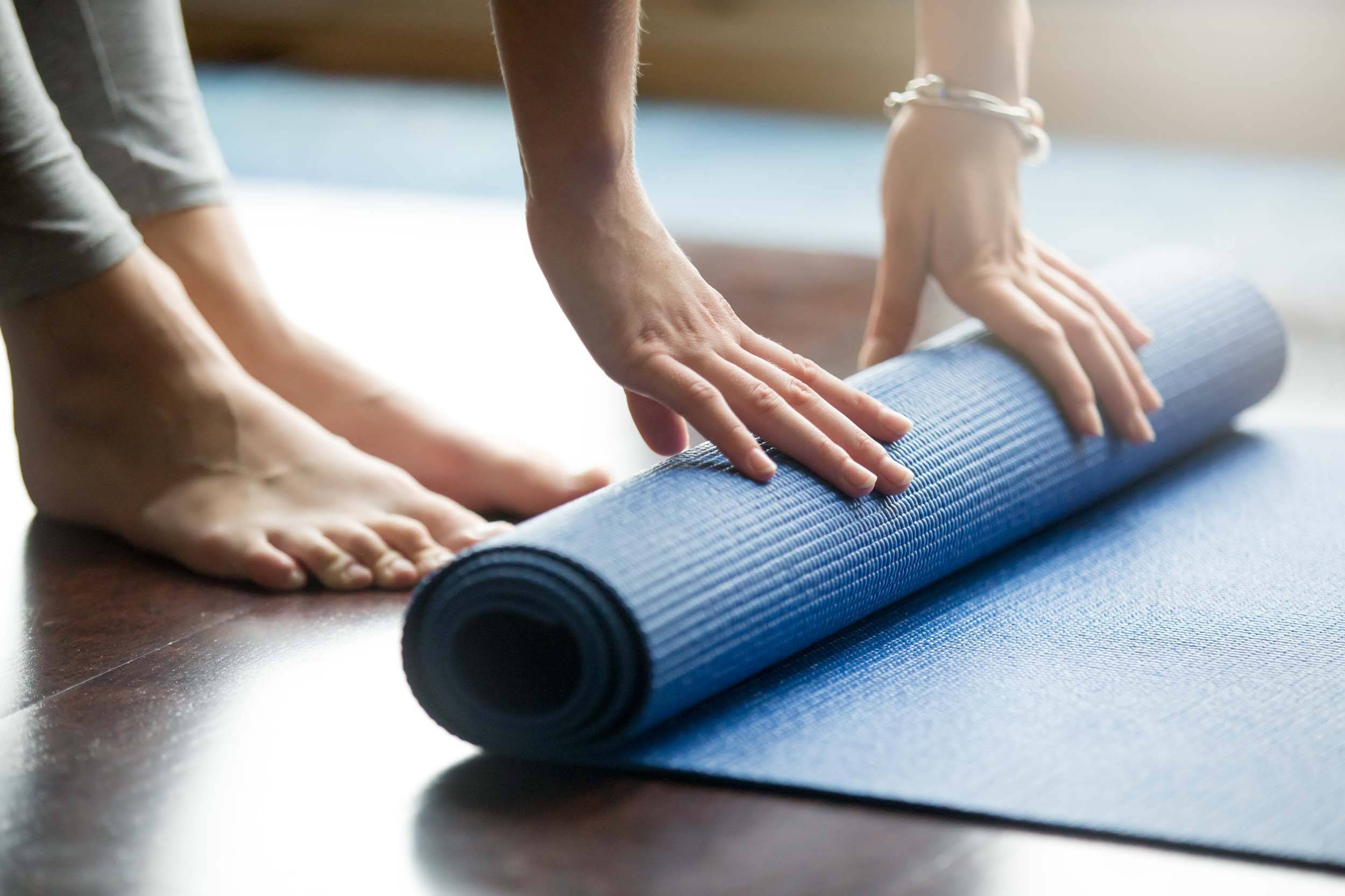 Как выбрать коврик для йоги и фитнеса: расклад по ценам