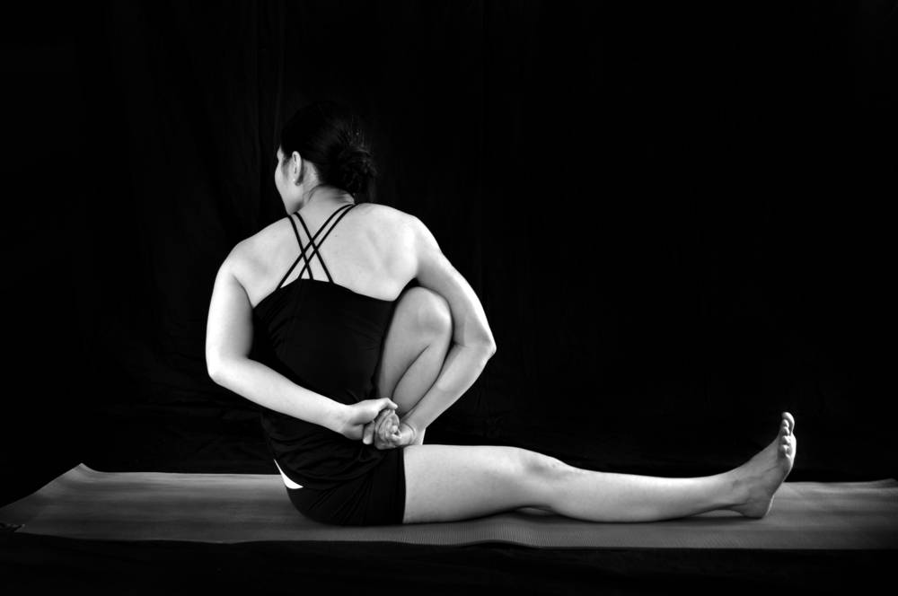 Уткатасана или поза стула в йоге: техника выполнения, польза, противопоказания