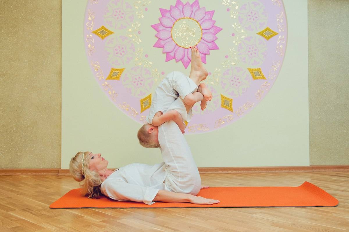 Бэби-йога (для малышей, грудничков и новорожденных): комплексы упражнений, методика использования, отзывы