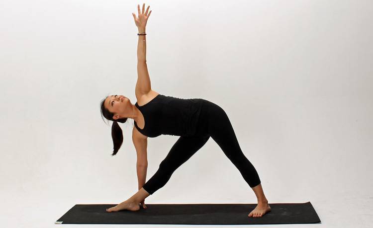 Уттхита хаста падангуштхасана или поза вытянутой ноги и руки в йоге: техника выполнения, польза, противопоказания