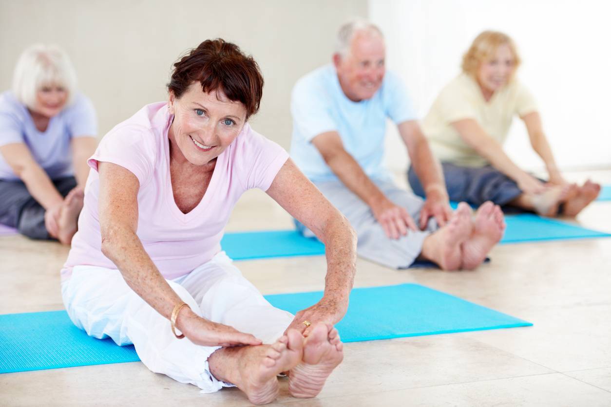 Йога для пожилых людей | yogamaniya