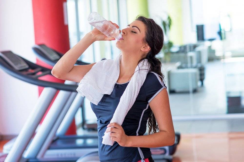 Пить ли воду во время тренировки и сколько
