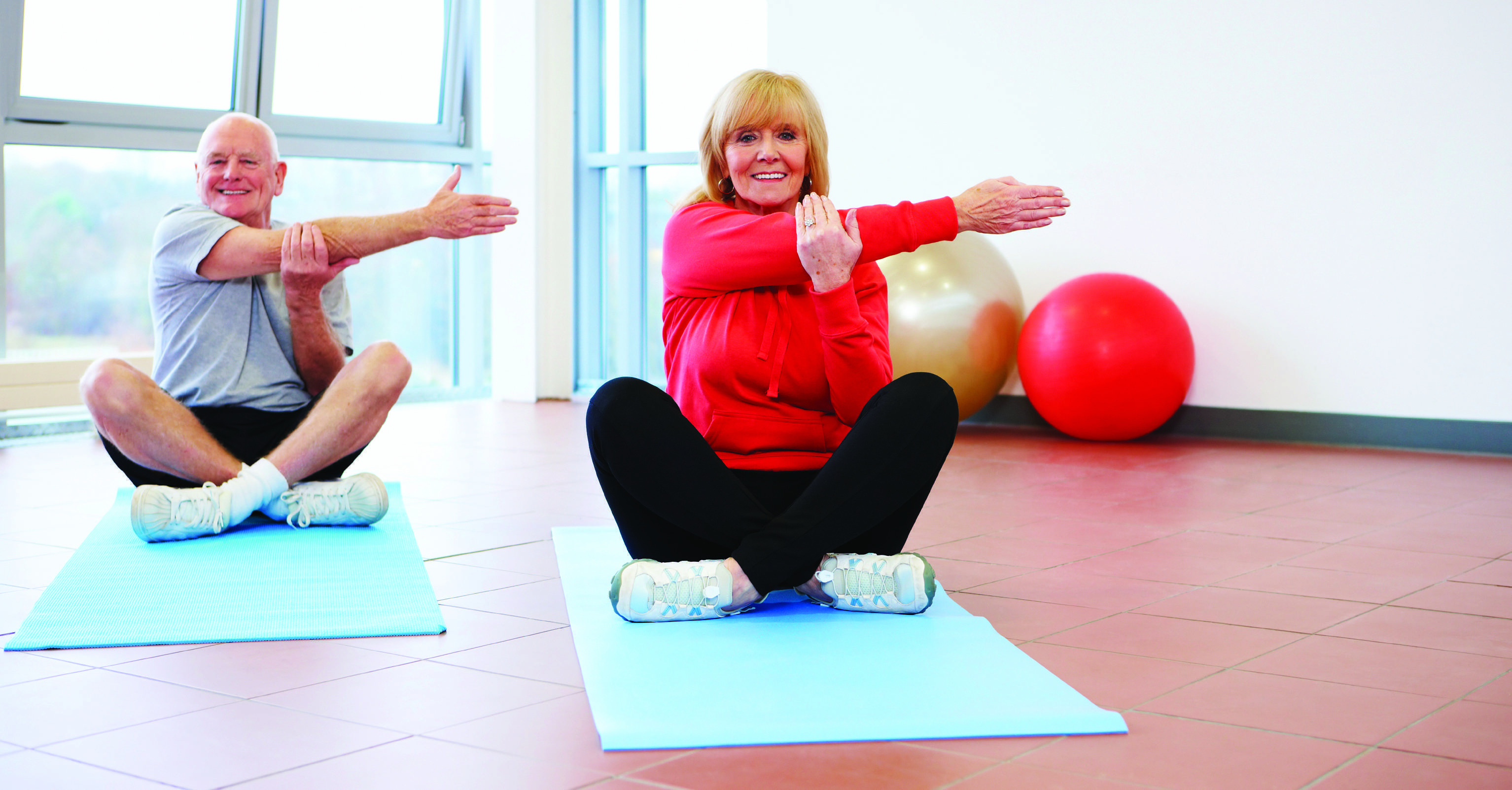 Йога для пожилых женщин и мужчин: комплекс упражнений для начинающих в домашних условиях