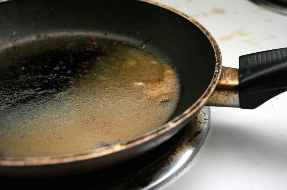 Вызывает ли рак жарка на растительном масле: помойте сковородку прямо сейчас!