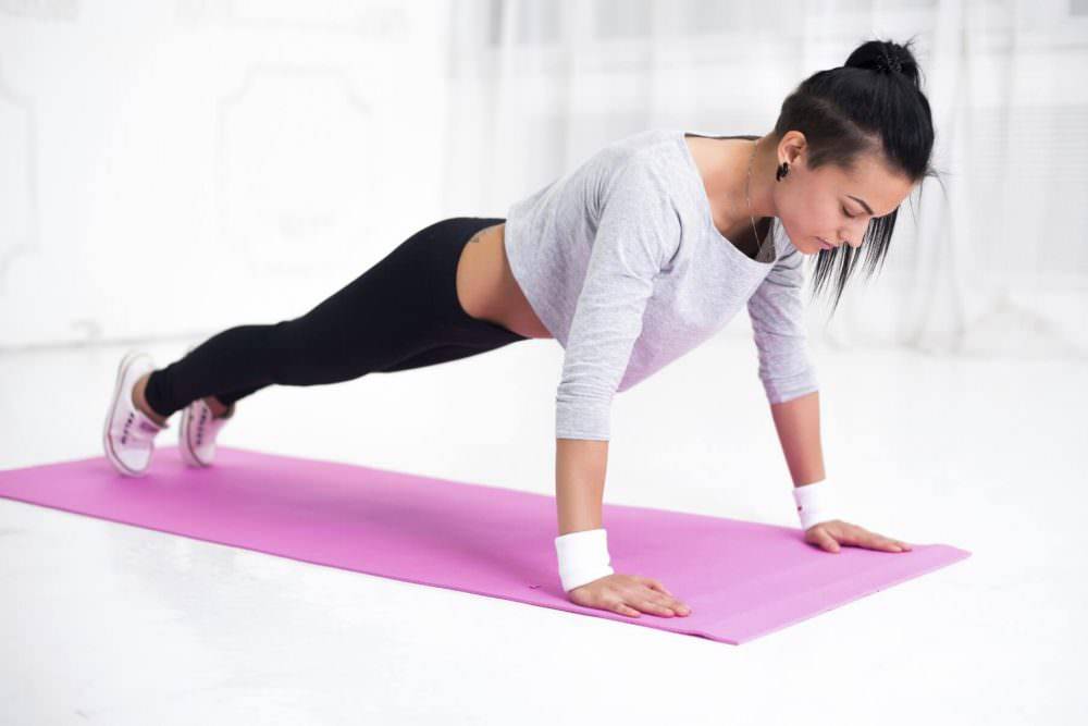 Практика йоги для начинающих для похудения в домашних условиях за 15 минут: быстро и эффективно!