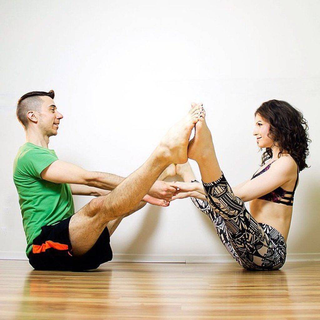 Йога челлендж на двоих человек с фото: легкие и сложные позы