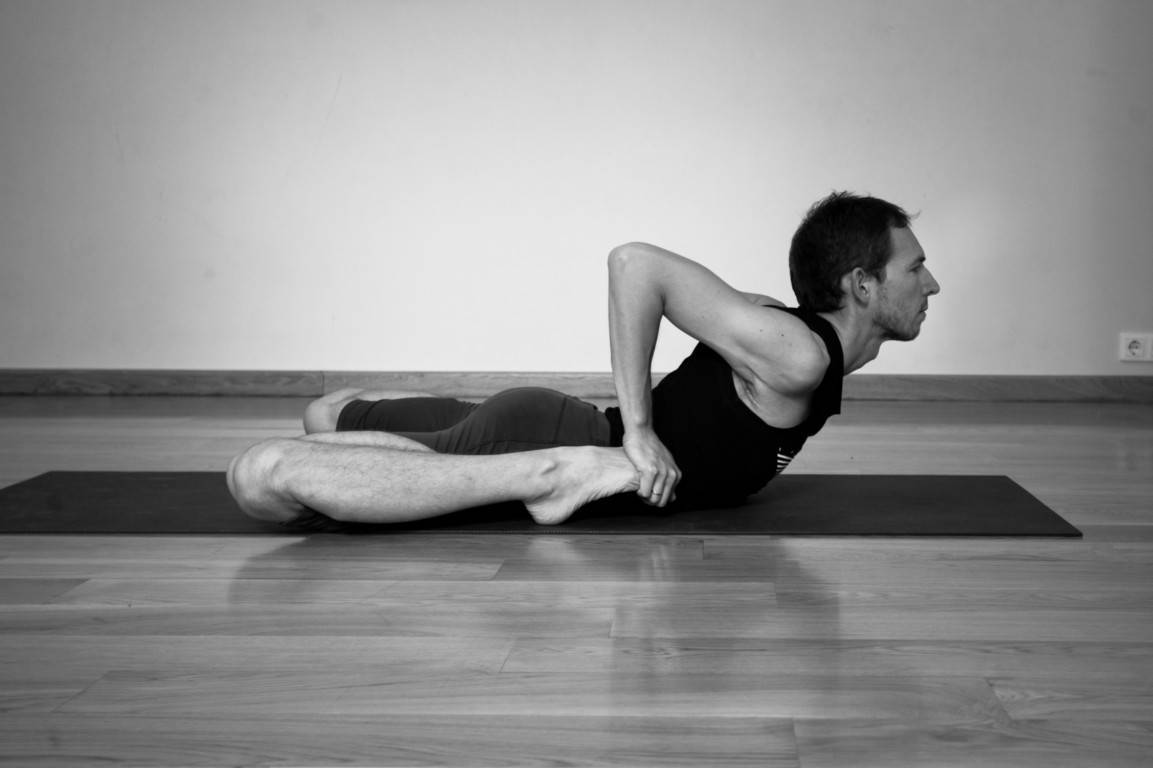Бхекасана (поза лягушки) в йоге: польза и техника