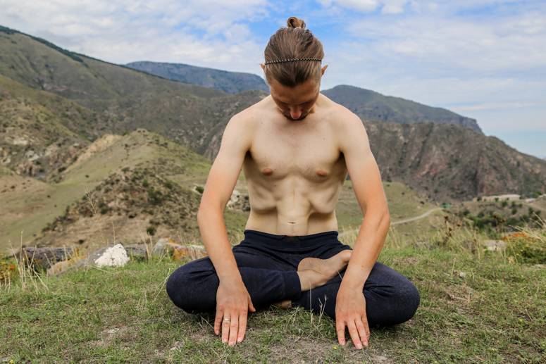 Утренняя йога для начинающих - комплекс упражнений на каждый день | студия йоги чакра
