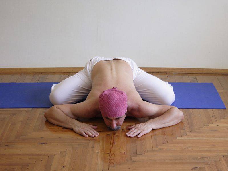 Бхекасана (поза лягушки) в йоге: польза и техника