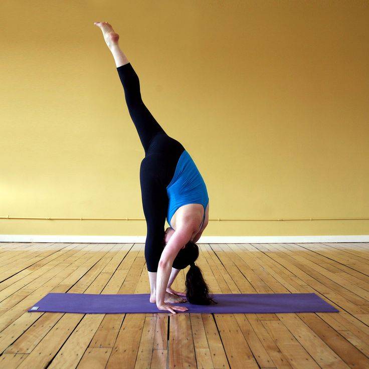 8 упражнений йоги для растяжки на шпагат и стройных бедер | ramananda.org