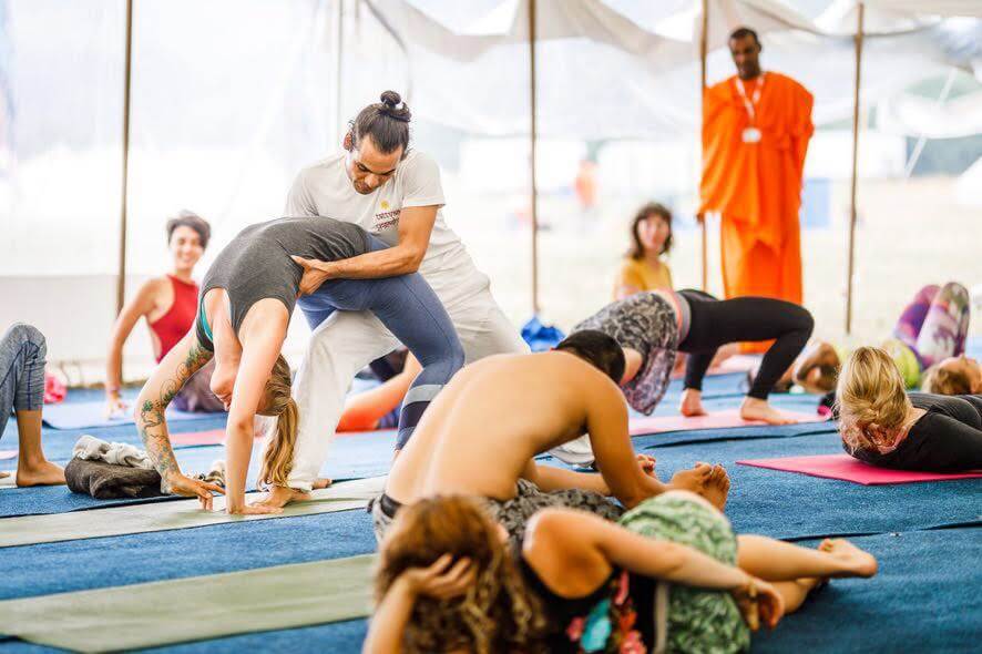 Как стать инструктором по йоге: образование, необходимые навыки и опыт