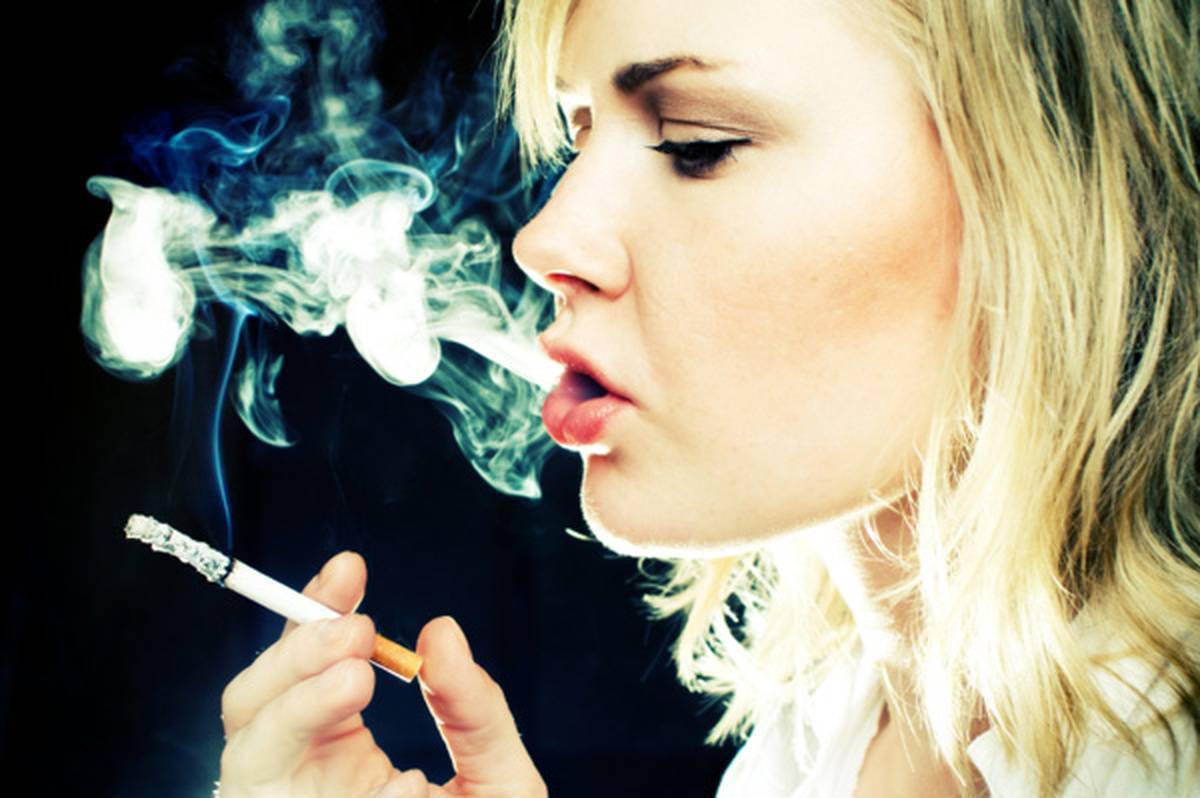Курящие девушки