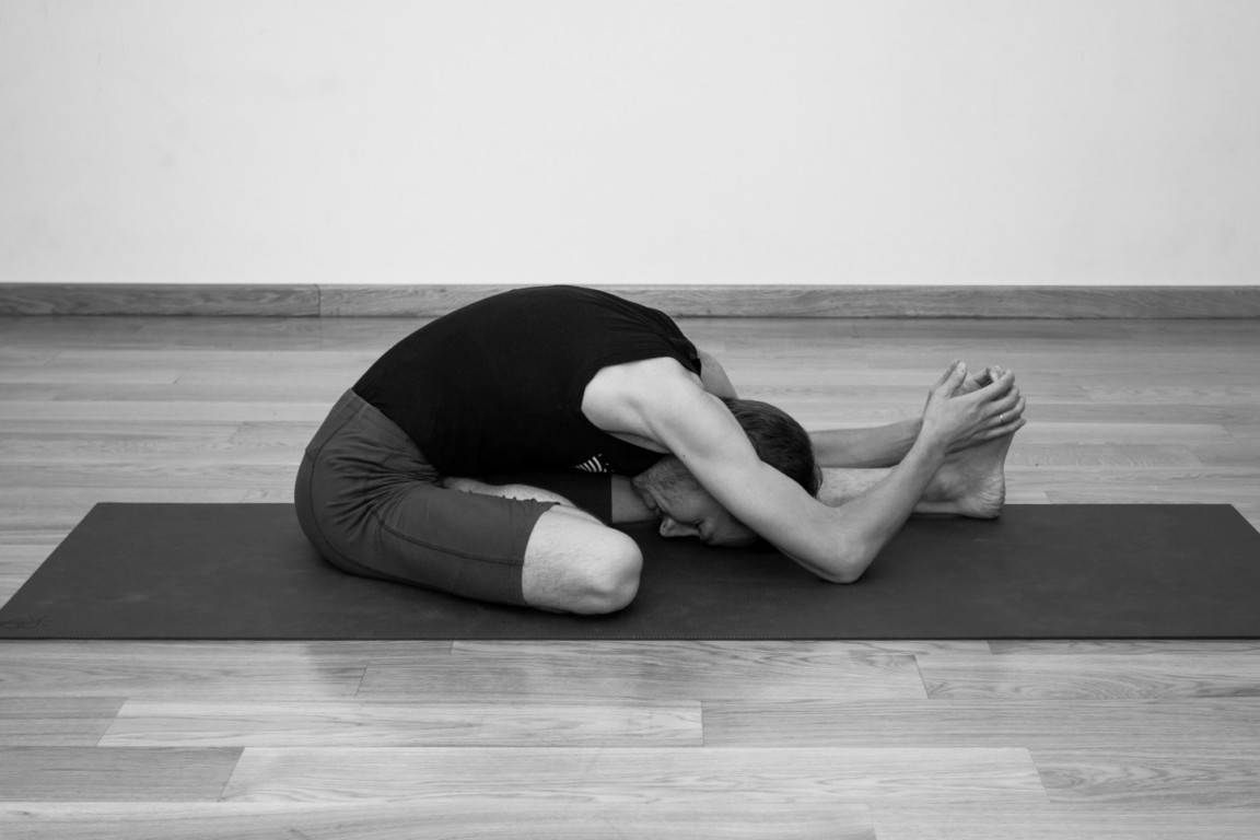 Паршвоттанасана в йоге: техника выполнения, польза, противопоказания