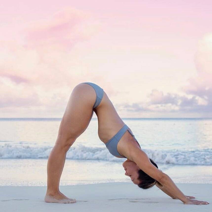 Йога для начинающих: 7 асан, которые научат владеть телом