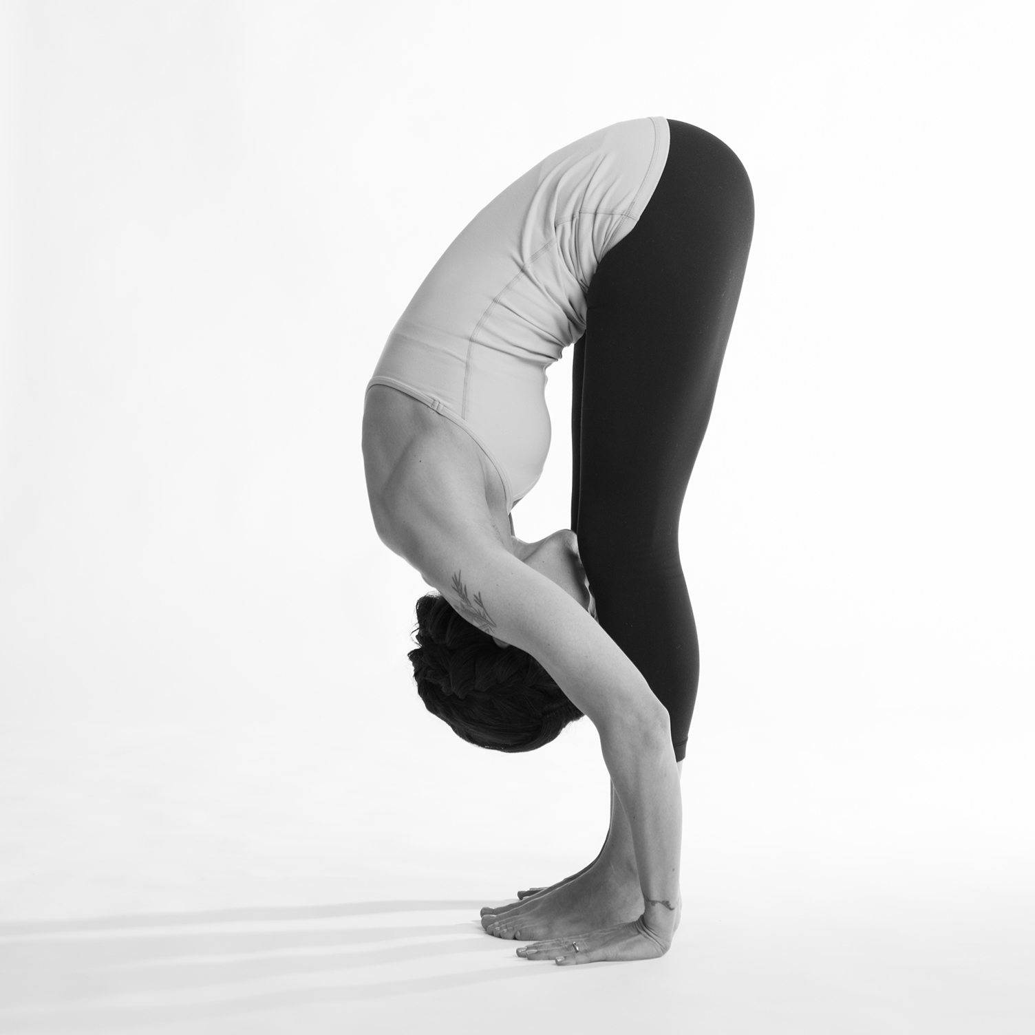 Уттанасана: поза интенсивного вытяжения в йоге, ее техника выполнения, а также польза и противопоказания