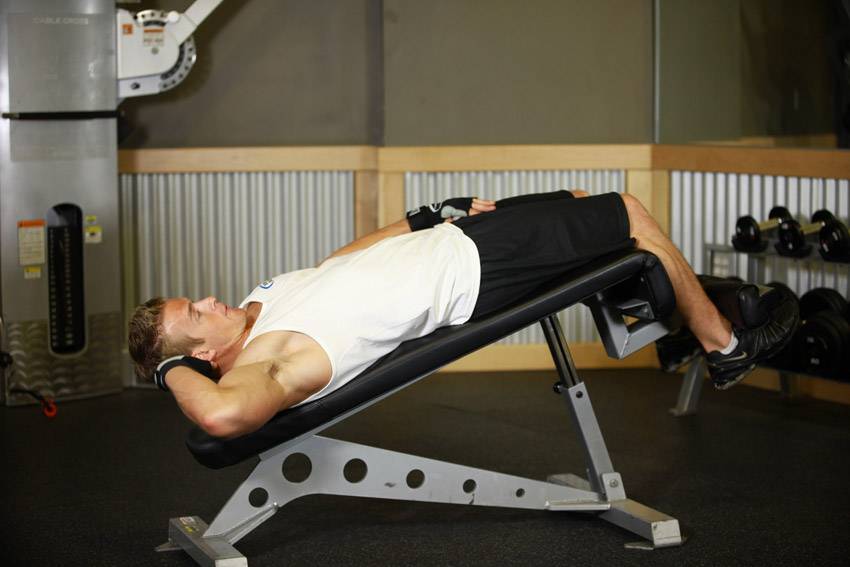 Упражнения на пресс на скамье: как правильно качать мышцы живота на наклонной доске