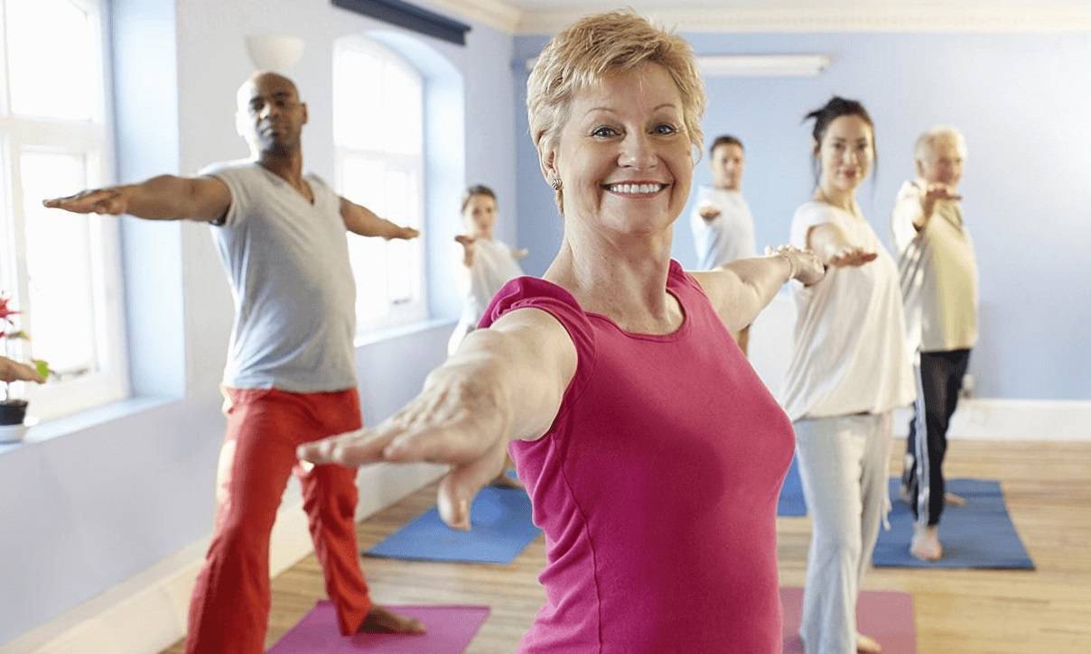 Польза и вред йоги для женщин после 40–50 лет