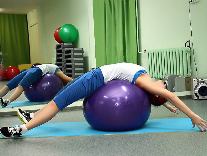Упражнения на фитболе для позвоночника – лечить спину можно и с удовольствием