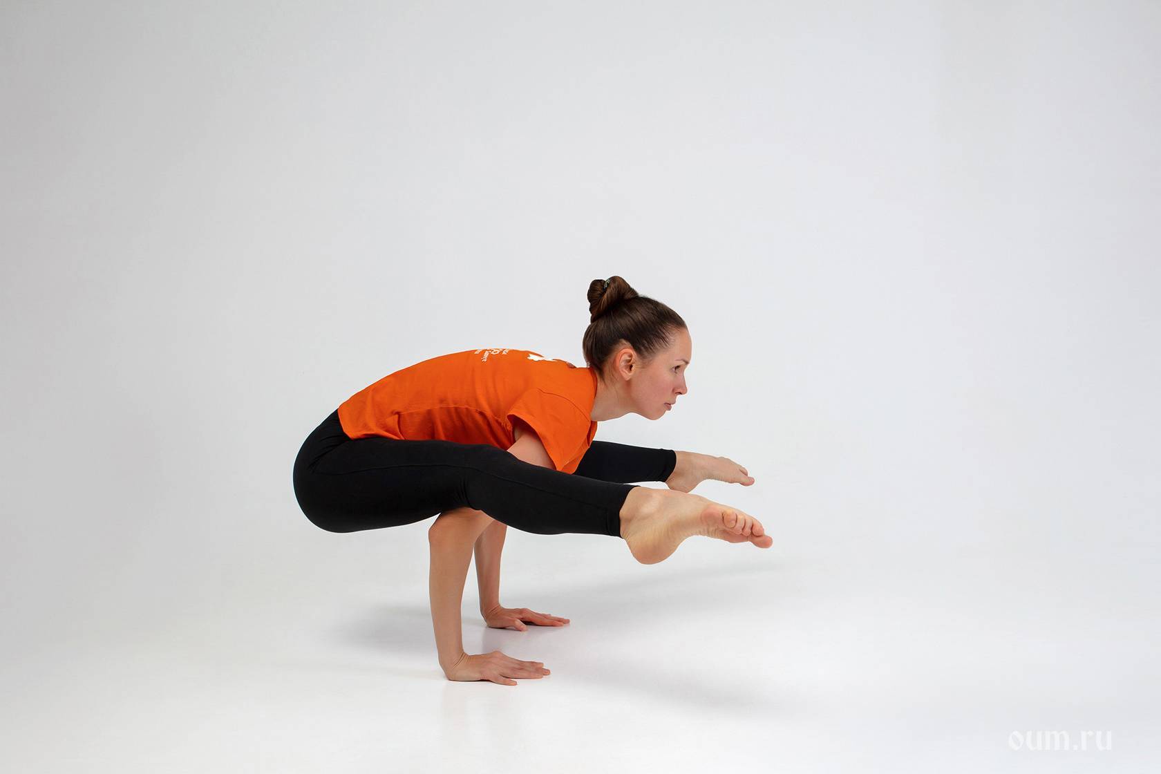 Поза светлячка в йоге или Титтибхасана: упражнение на баланс и силу для продвинутых