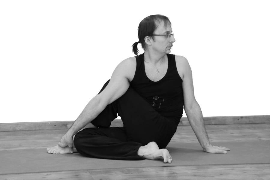 Поза в йоге Гомукхасана – лучший способ снять нервное напряжение и сделать осанку идеальной