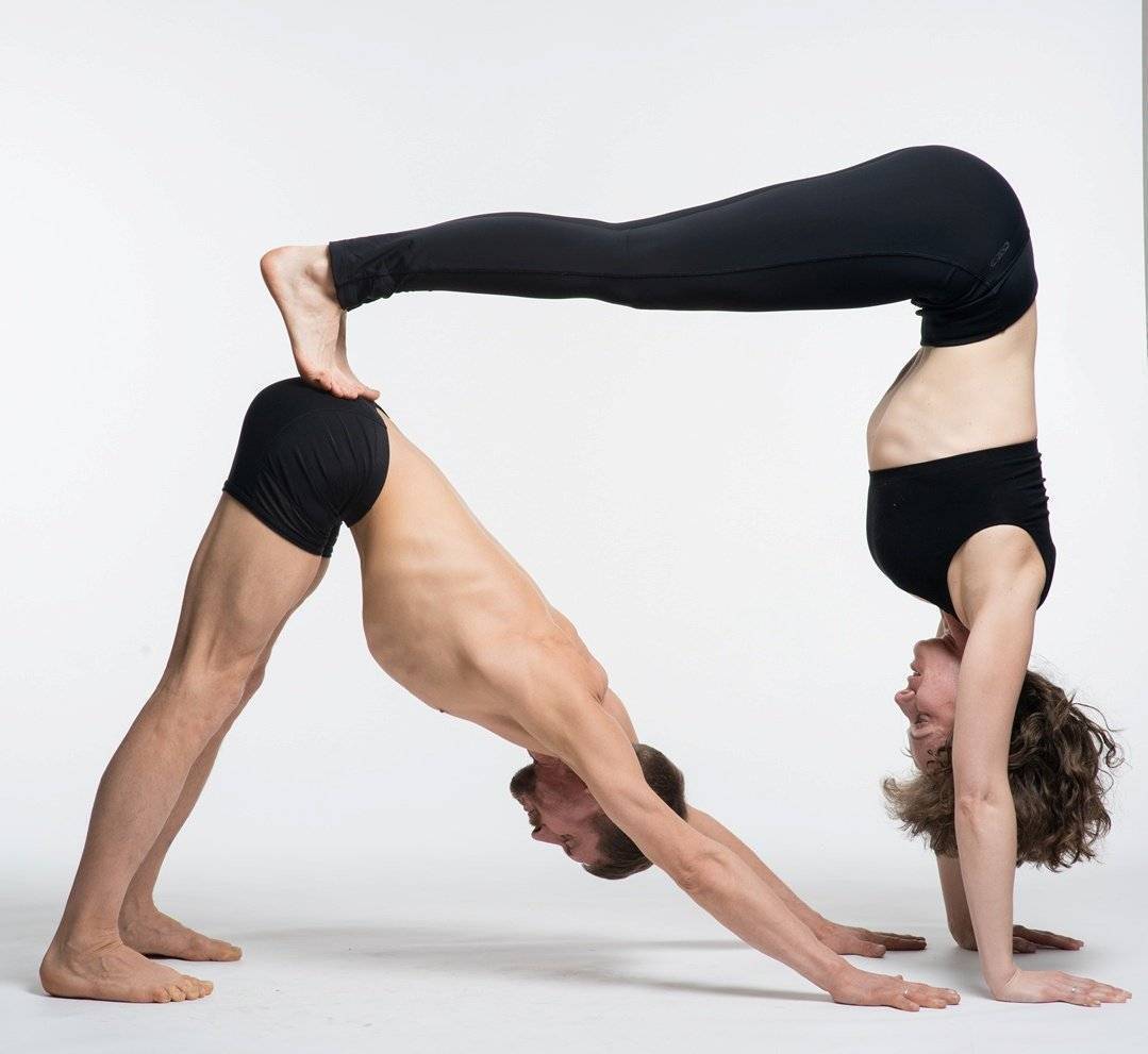 12 поз йоги для двоих, которые научат доверять друг другу | психология отношений