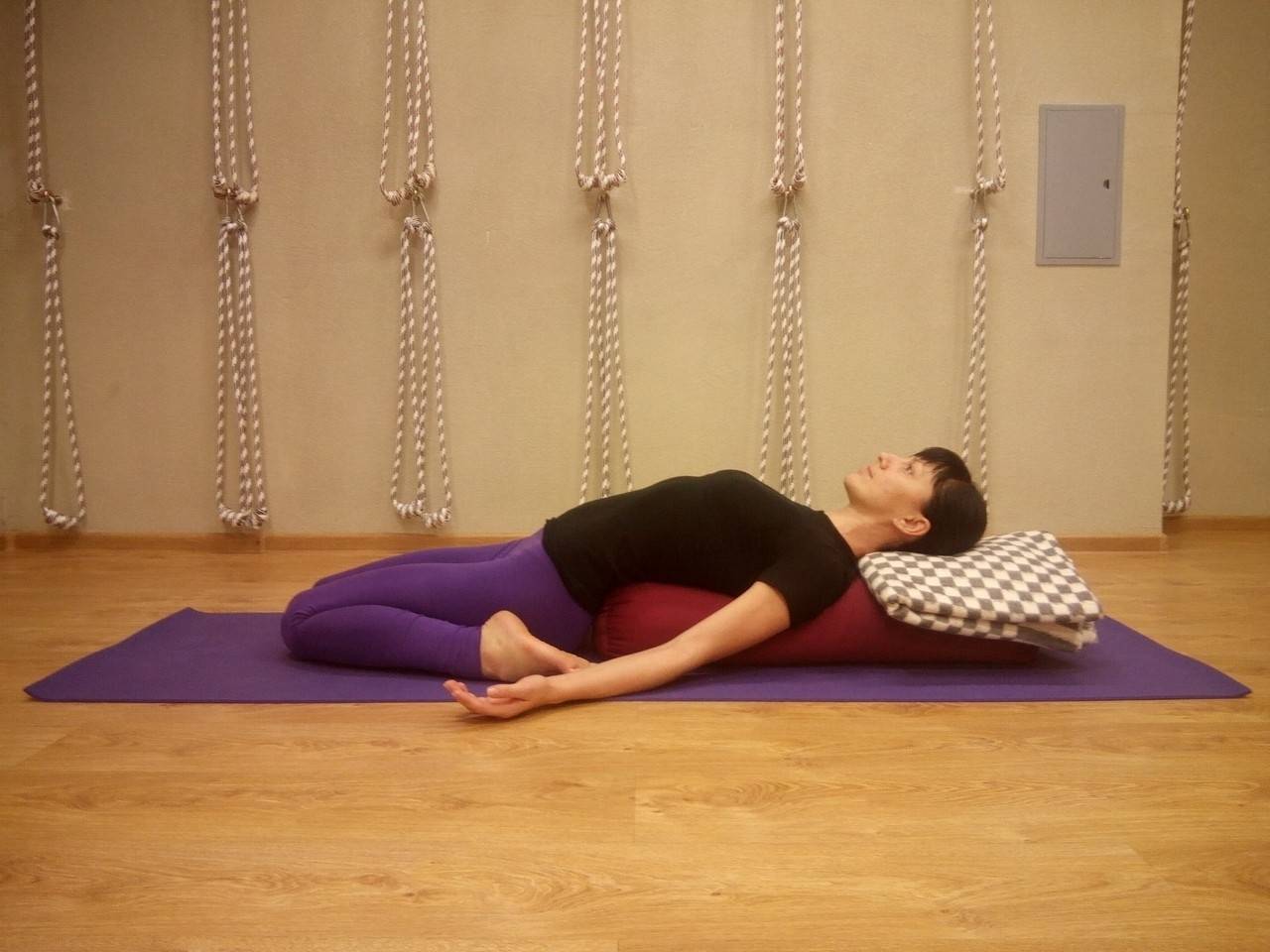 Йога перед сном - вечерняя практика асан для начинающих, упражнения для расслабления | студия йоги чакра