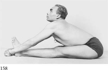 Пашчимоттанасана (пасчимоттанасана): техника выполнения этой позы растяжения спины и польза, а также противопоказания