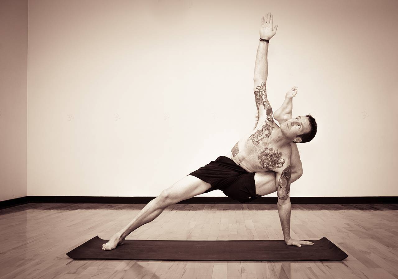 Йога для мужчин (для начинающих): польза, самые лучшие упражнения и подборка видео-комплексов