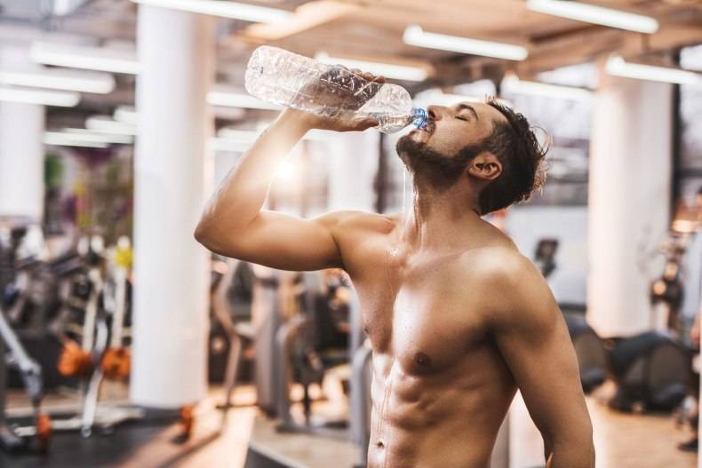 Можно или нельзя пить воду во время тренировки: все за и против