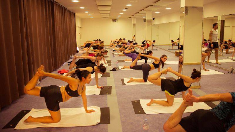 Упражнения и асаны горячей йоги: жарко, как в индии!
