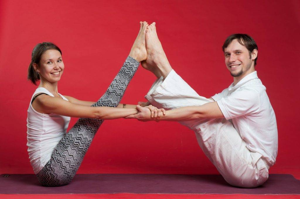 Йога для двоих начинающих, которая научит доверять партнеру | блог
