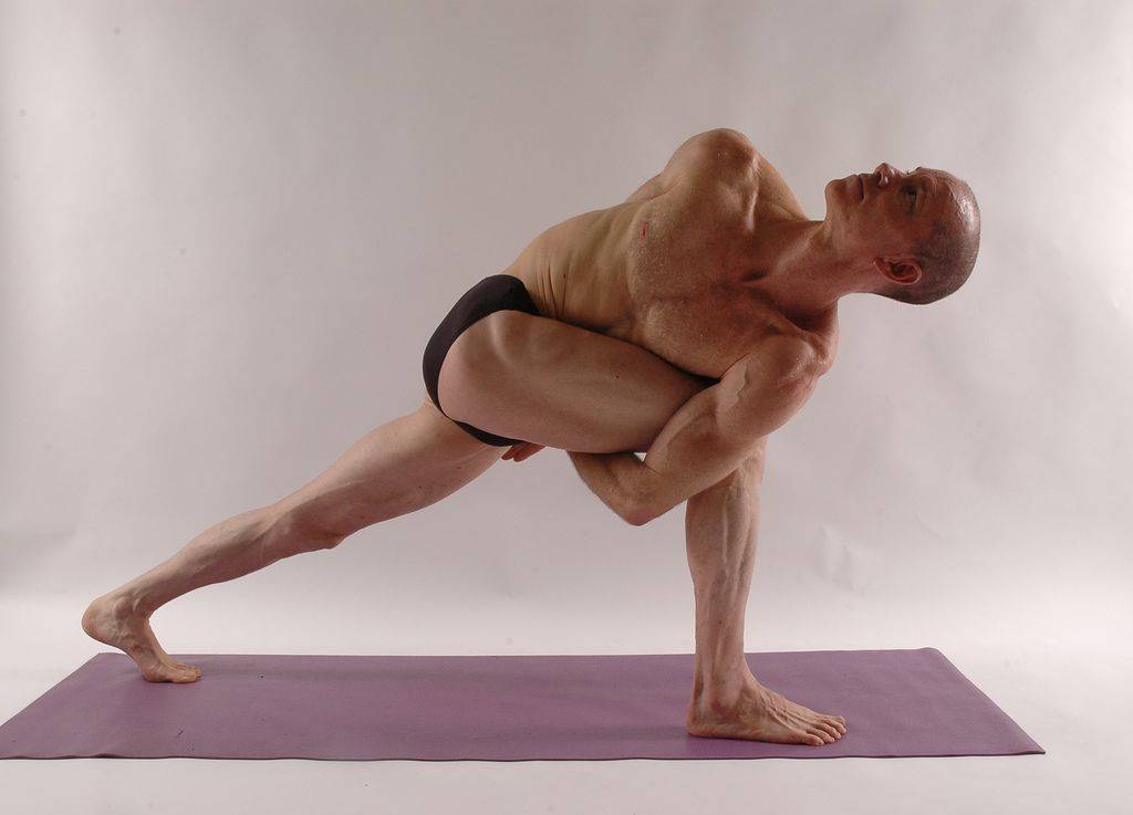 Вирабхадрасана 2 или поза героя 2 в йоге: техника выполнения, польза, противопоказания
