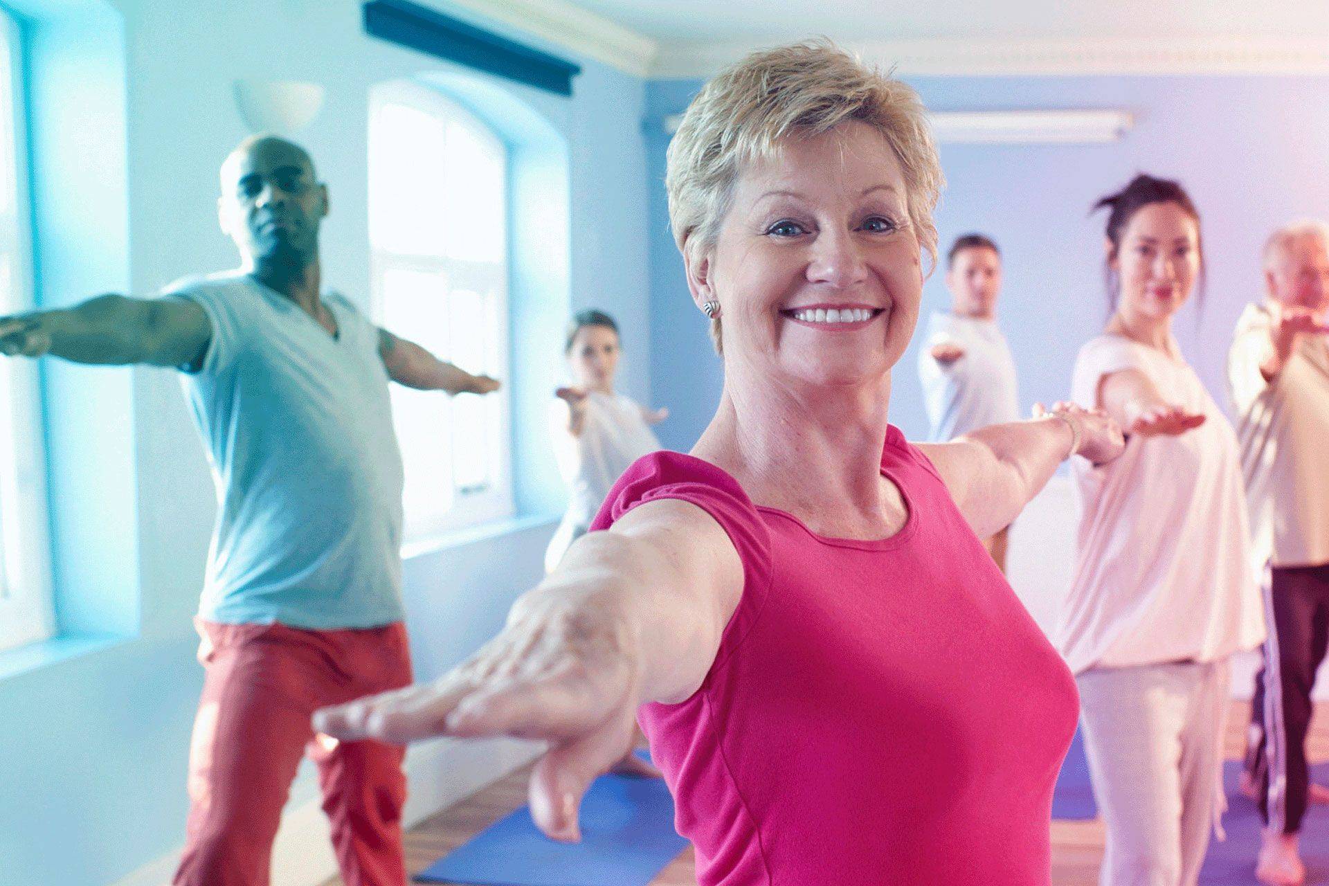 Йога для пожилых: комплексы упражнений для выполнения в домашних условиях - для начинающих, в 50 лет, в 60 лет, от артура паллаха, от бессонницы