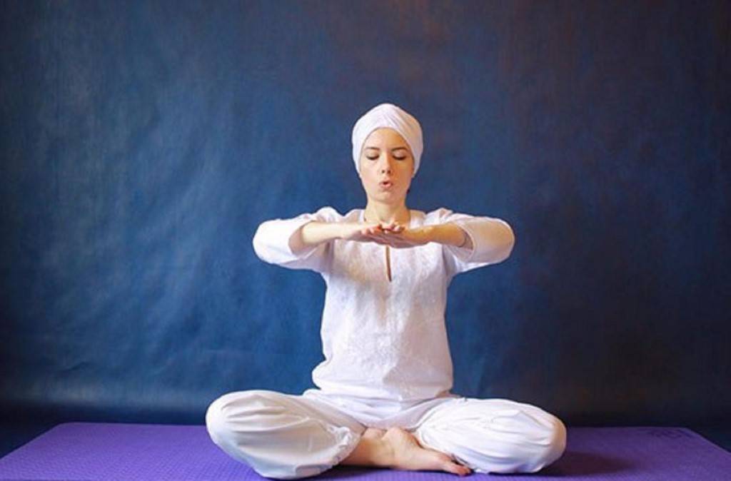 Кундалини-йога для женщин: что это, какую несет пользу, а также женские практики