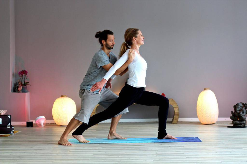 Парная йога на двоих для начинающих: легкие позы и упражнения в домашних условиях