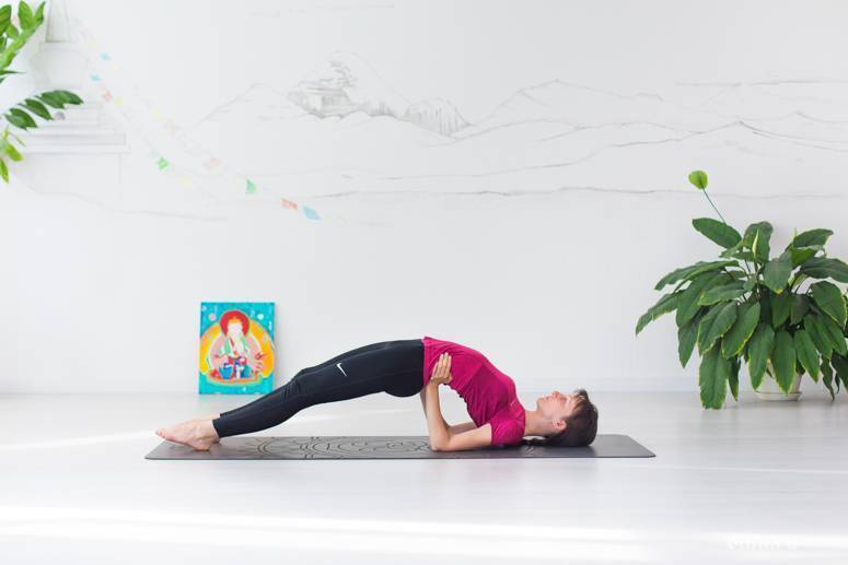Титтибхасана: поза светлячка в йоге и ее правильная техника выполнения с фото