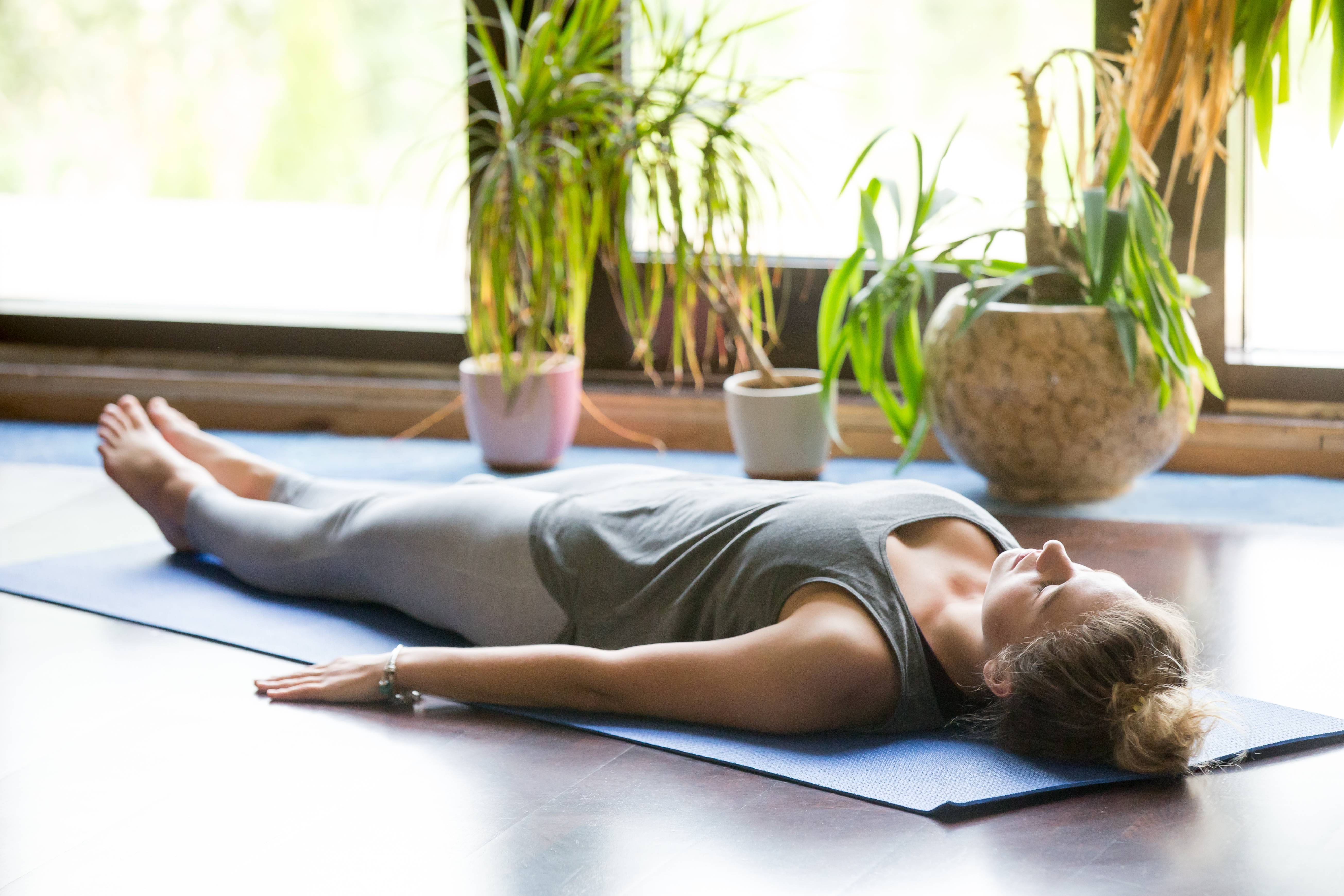 Йога при повышенной тревожности: 10 поз для снятия стресса | smartyoga: йога для здоровья и йогатерапия в москве