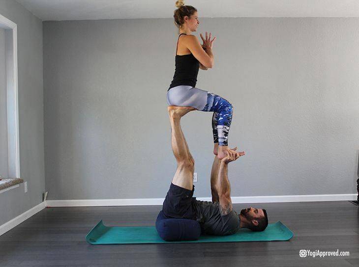 12 поз йоги для двоих, которые научат доверять друг другу