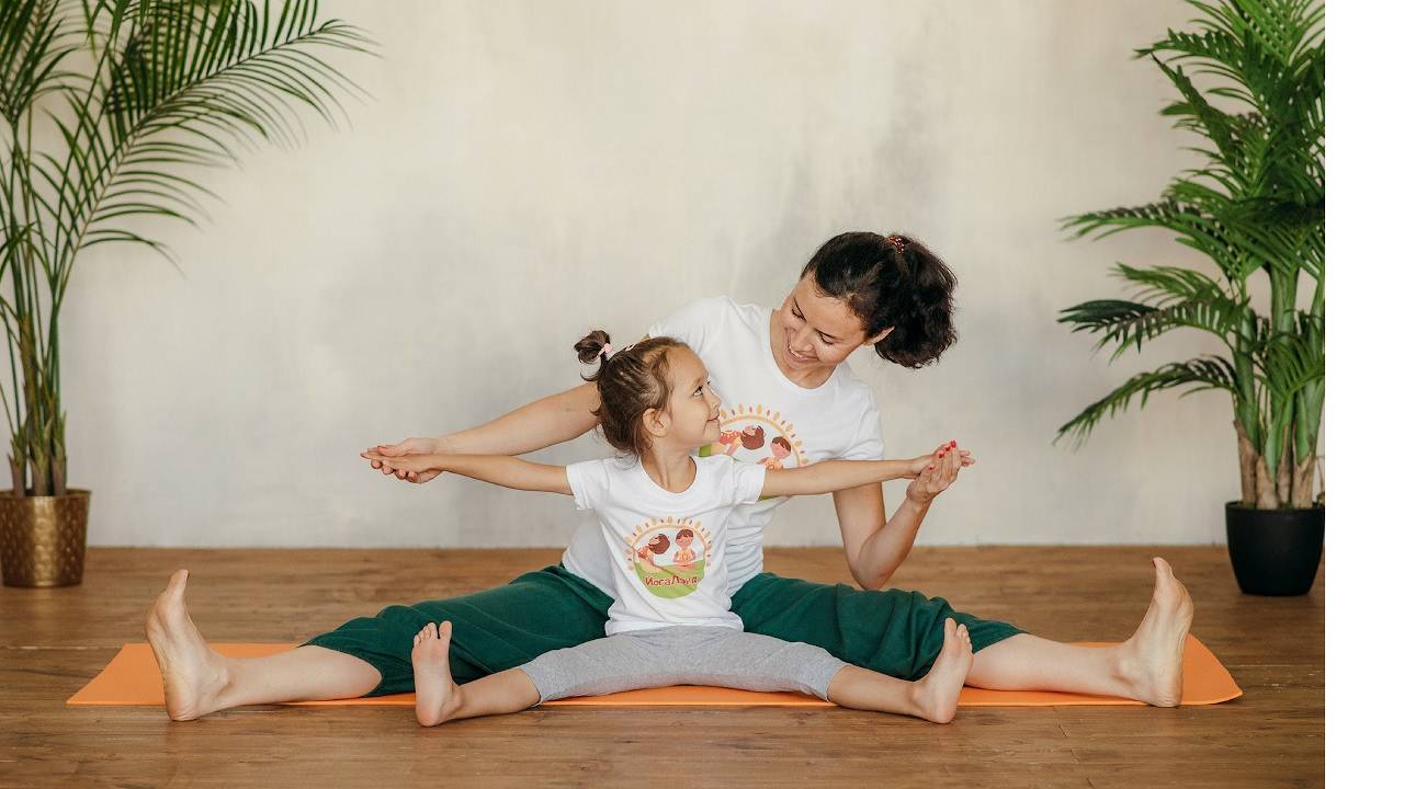 Йога для начинающих в домашних условиях — видео уроки