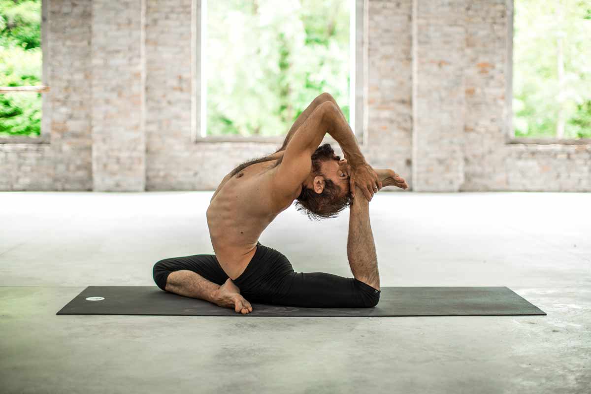 Хатха-йога: базовые упражнения и отличие от обычной йоги
