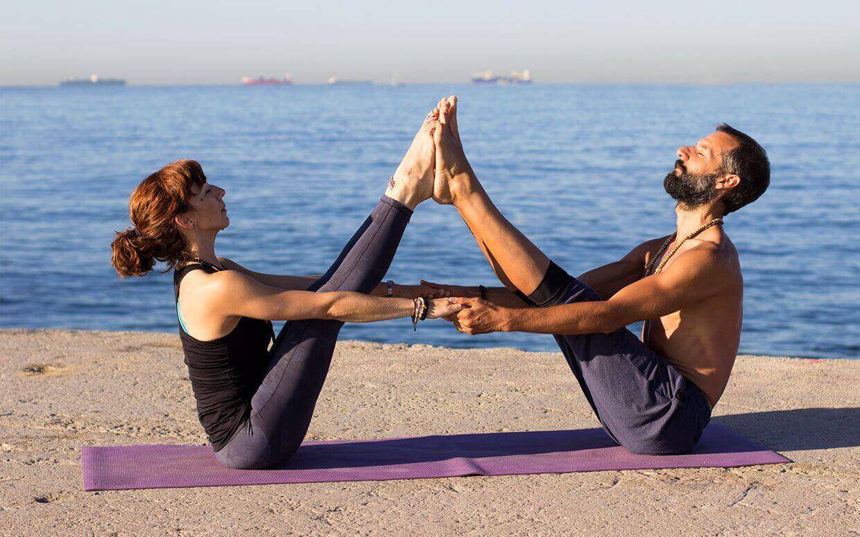 12 поз йоги для двоих, которые научат доверять друг другу | психология отношений