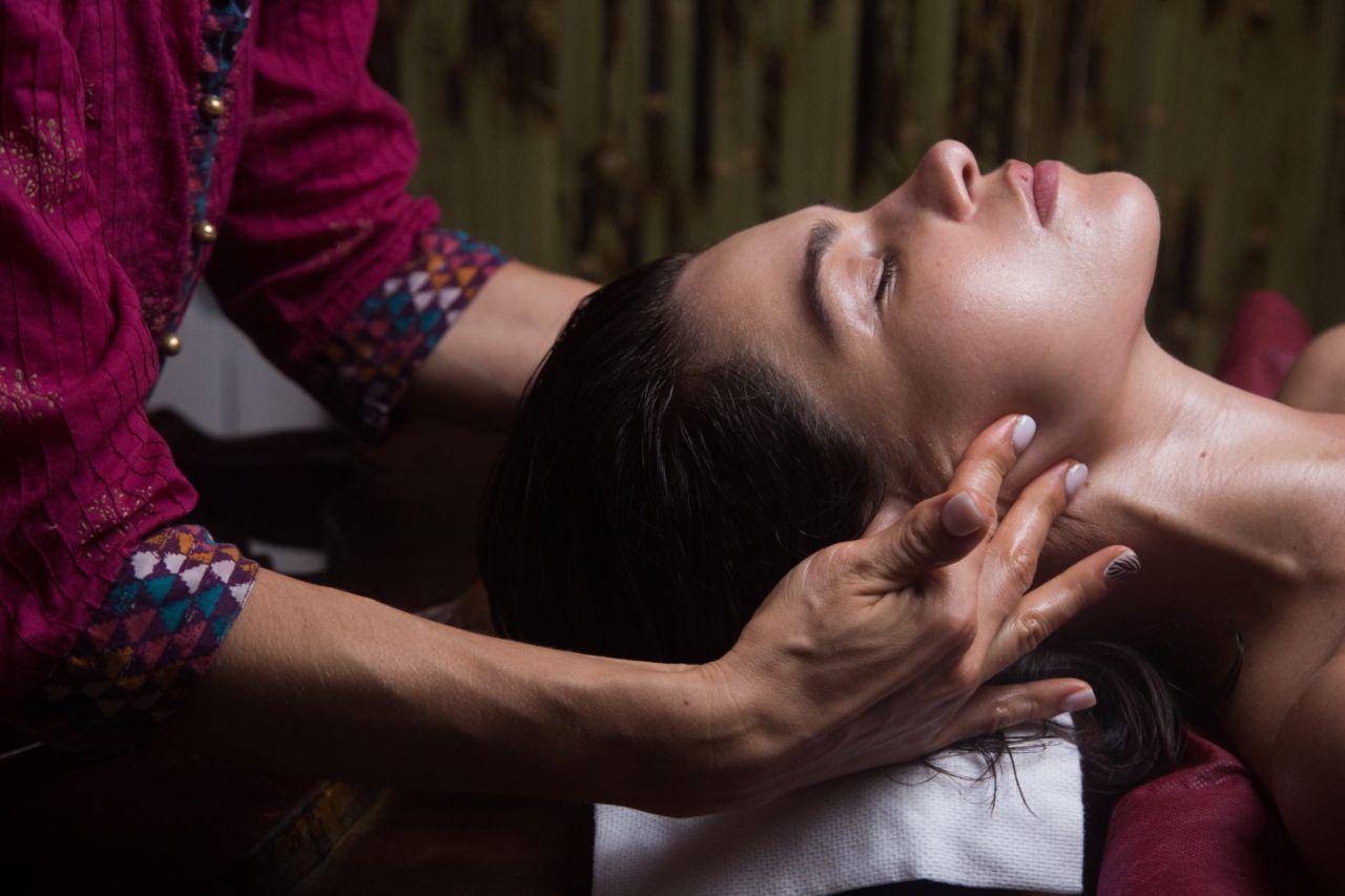 Индийский аюрведический массаж – что это, как делается и есть ли в нем польза