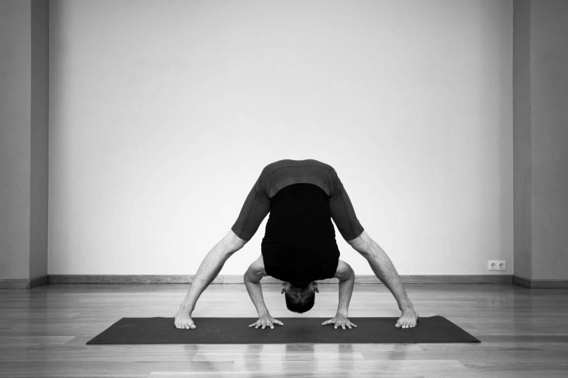 Уттхита триконасана или поза вытянутого треугольника в йоге: техника выполнения, польза, противопоказания