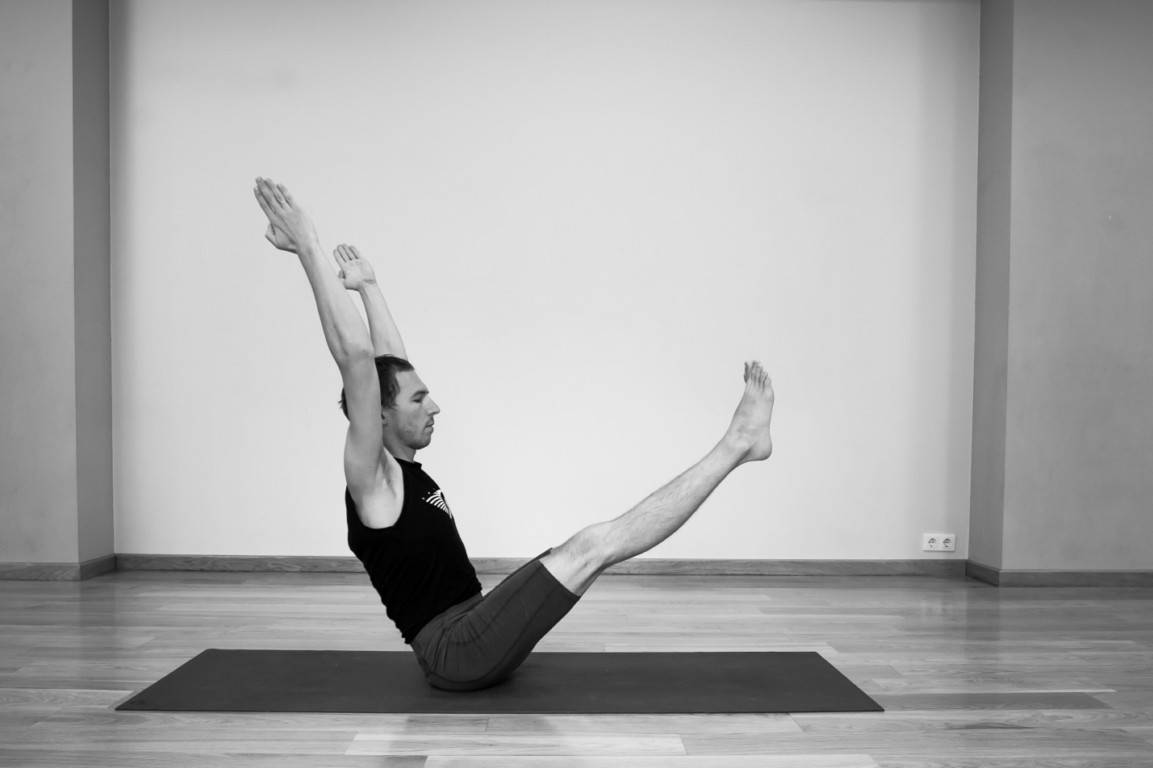 Карнапидасана: техника выполнения позы в йоге и ее польза
