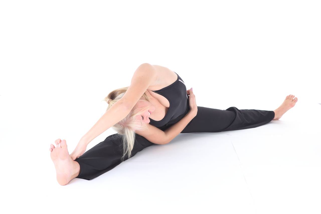 6 поз йоги для спортсменов с зажатыми мышцами задней поверхности бедра | мир йоги
