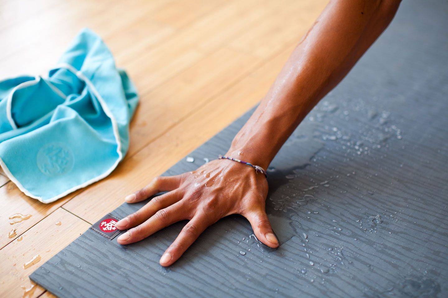 Как чистить коврик для йоги: 6 простых способов по уходу