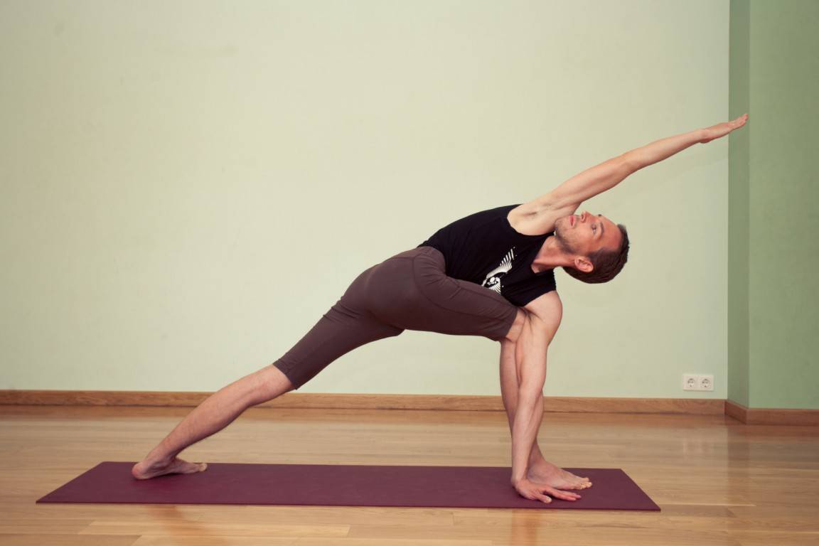 Саламба сарвангасана или стойка с опорой на плечах в йоге: техника выполнения, польза, противопоказания